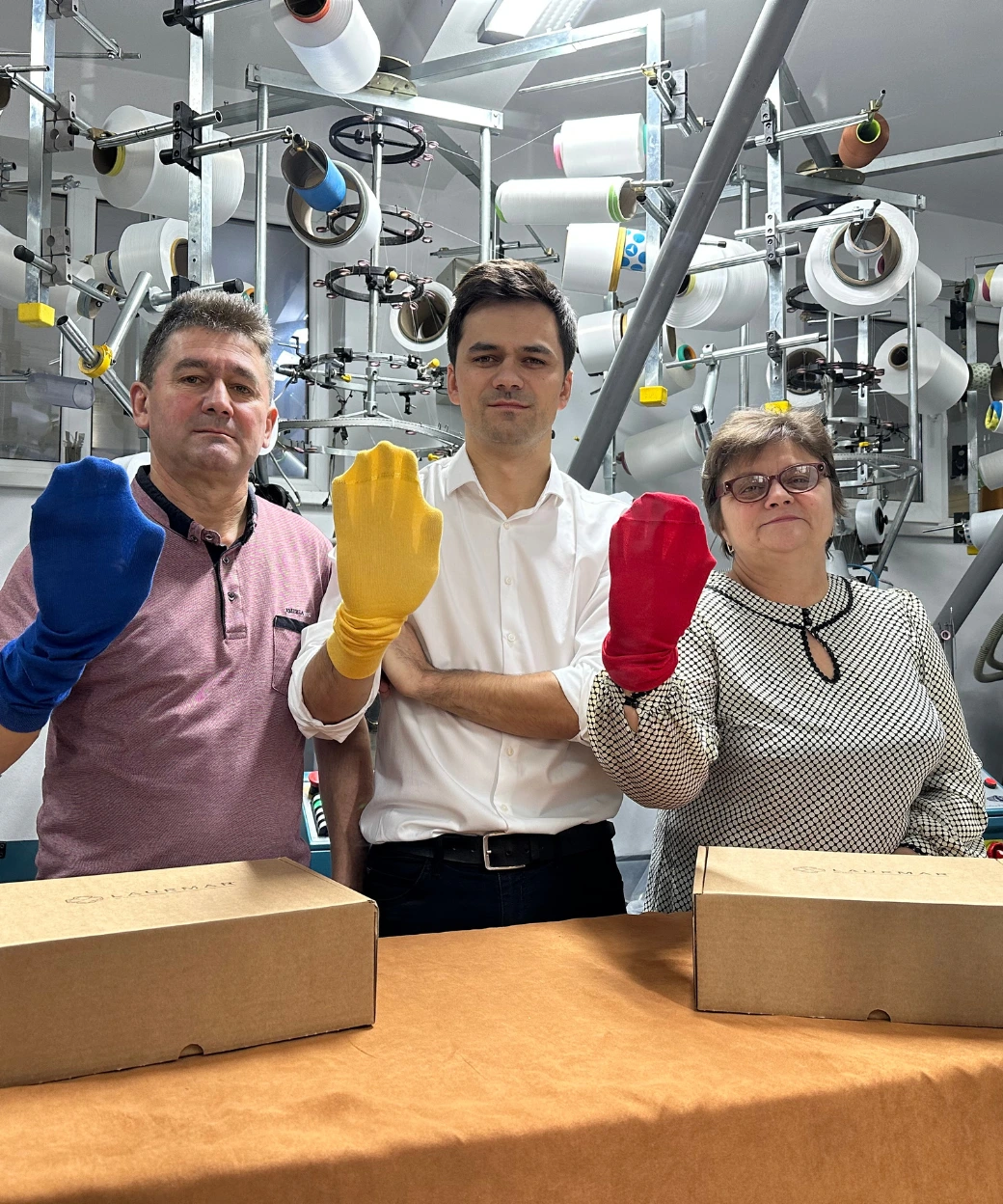 Familia Laurmar în atelier, cu șosete albastre, galbene și roșii